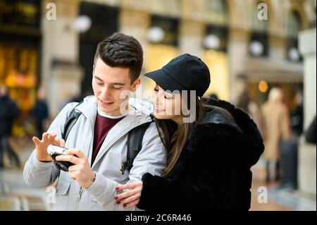 Coppia giovane di turisti fotografare in città Foto Stock