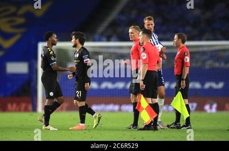 Il Raheem Sterling di Manchester City saluta David Silva dopo il fischio finale durante la partita della Premier League all'Amex Stadium di Brighton. Foto Stock