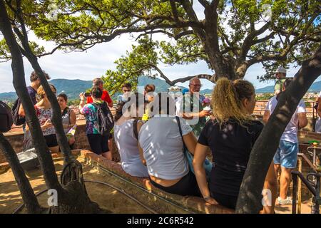 Lucca - 14 agosto 2019: Turisti nel giardino pensile in cima alla Torre Guinigi di Lucca, Toscana, Italia Foto Stock