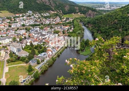 Vista panoramica da Rheinrofenstein in un paesaggio con il fiume nahe e Bad Muenster am Stein Foto Stock