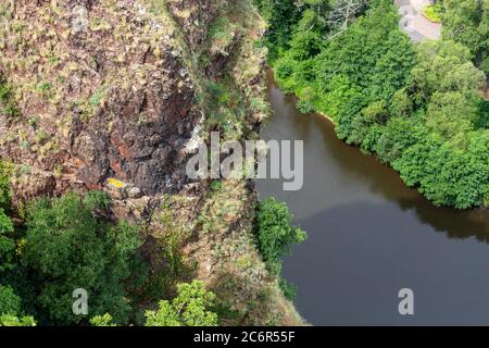 Vista panoramica da Rheinrofenstein in un paesaggio con rocce e fiume sfocato nahhe sullo sfondo Foto Stock