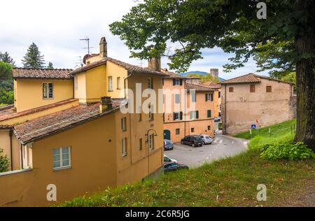 Lucca, Italia - 14 agosto 2019: Paesaggio urbano nel centro storico di Lucca in Toscana Foto Stock
