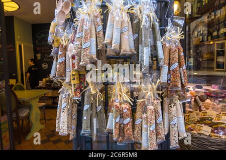 Lucca - 14 agosto 2019: Vetrina con i prodotti alimentari locali e souvenir di Lucca, Toscana, Italia Foto Stock