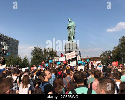 Giovani manifestanti che mostrano segni durante l'anti-governo e il rally su piazza Pushkin a Mosca, Russia. Foto Stock