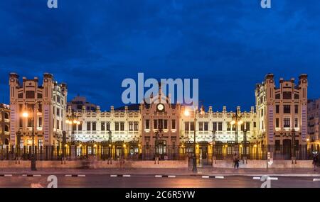 Stazione Nord la stazione ferroviaria più importante di Valencia, Estacion del Norte Spagna grandangolo, luci della città, vista panoramica notturna Foto Stock