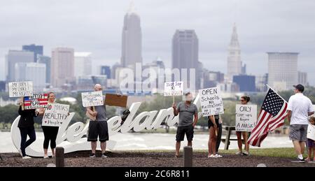 Cleveland, Stati Uniti. 11 Luglio 2020. I manifestanti si riuniscono per dimostrare contro l'ordine di copertura del viso dell'Ohio sulla scia del Coronavirus (COVID-19) all'Edgewater Park di Cleveland, Ohio, sabato 11 luglio 2020. Foto di Aaron Josefczyk/UPI Credit: UPI/Alamy Live News Foto Stock