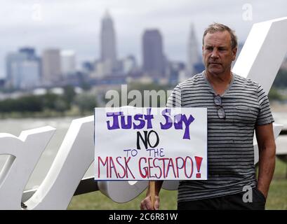 Cleveland, Stati Uniti. 11 Luglio 2020. Un uomo ha i segni durante una protesta contro l'ordine di copertura del viso dell'Ohio sulla scia del Coronavirus (COVID-19) all'Edgewater Park a Cleveland, Ohio, sabato 11 luglio 2020. Foto di Aaron Josefczyk/UPI Credit: UPI/Alamy Live News Foto Stock