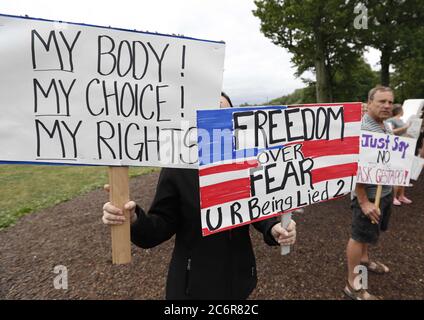 Cleveland, Stati Uniti. 11 Luglio 2020. I manifestanti hanno dei cartelli per dimostrare contro l'ordine di copertura del viso dell'Ohio sulla scia del Coronavirus (COVID-19) all'Edgewater Park di Cleveland, Ohio, sabato 11 luglio 2020. Foto di Aaron Josefczyk/UPI Credit: UPI/Alamy Live News Foto Stock