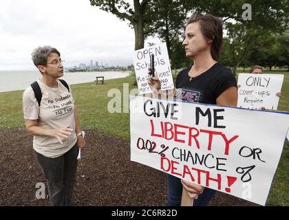 Cleveland, Stati Uniti. 11 Luglio 2020. Janet Levitan, un medico locale, parla di Facebook live durante una protesta contro l'ordine di copertura del volto dell'Ohio sulla scia del Coronavirus (COVID-19) all'Edgewater Park a Cleveland, Ohio, sabato 11 luglio 2020. Foto di Aaron Josefczyk/UPI Credit: UPI/Alamy Live News Foto Stock