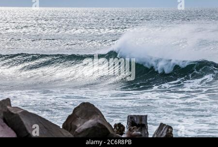 Onde sulla costa dell'Oregon, come visto da Clatsop Spit, Fort Stevens state Park, Stati Uniti. Foto Stock