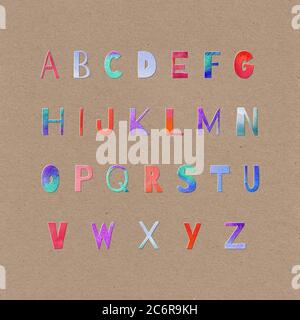 Lettere a caratteri alfabetici di colore acquerello dipinte a mano nei colori viola, blu e rosa. Сollage di elementi abc tagliati su carta artigianale. Set di lettere artistiche perfetto per la stampa e poster. Foto Stock