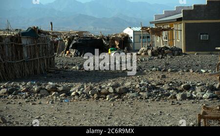 Alloggi tradizionali e moderni in un remoto villaggio indigeno Afar nella depressione di Danakil, Afar Regione Etiopia. Foto Stock