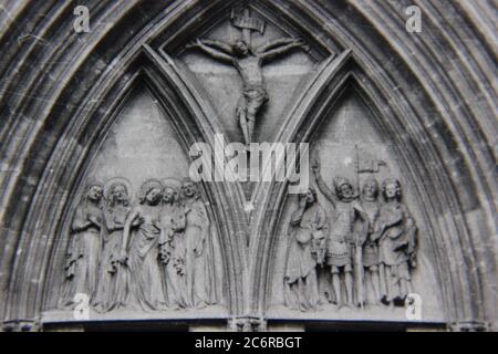 Fine anni '70 vintage nero e bianco stile di vita fotografia della pietra scolpita facciata di una chiesa locale. Foto Stock