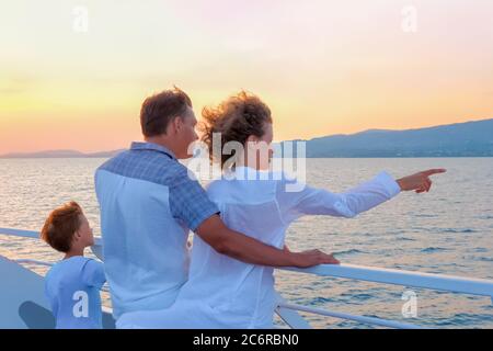 Famiglia con un bambino. Vacanze in alta stagione. Concetto di vacanza di Natale. Emozioni positive. Buona famiglia che viaggia in mare. Amore e sostegno Foto Stock