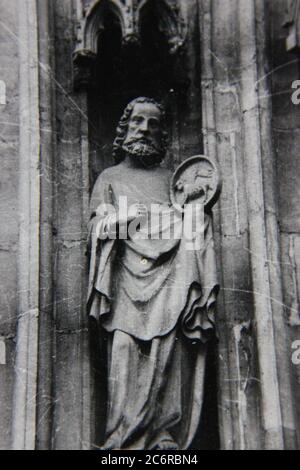 Fine anni '70 vintage nero e bianco stile di vita fotografia di statue di pietra scolpita di santi famosi. Foto Stock