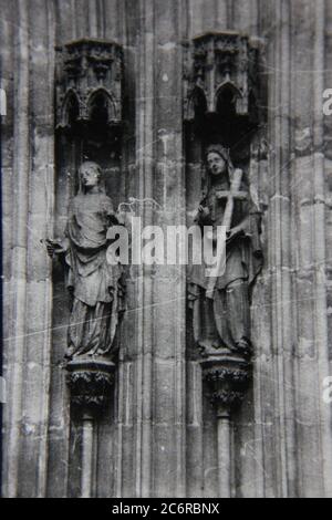 Fine anni '70 vintage nero e bianco stile di vita fotografia di statue di pietra scolpita di santi famosi. Foto Stock