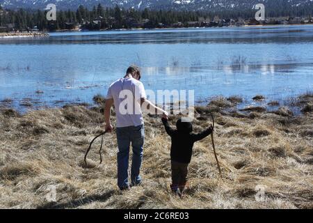 Padre e figlio in una passeggiata al bordo di Bear Lake, California. Foto Stock