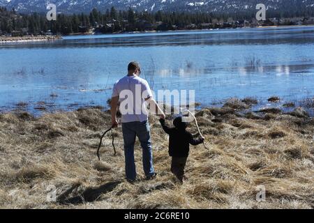 Padre e figlio in una passeggiata al bordo di Bear Lake, California. Foto Stock