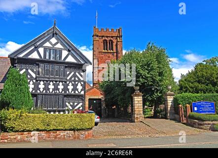 Tarvin St Andrews Church e Tudor Church House, Tarvin Village, Cheshire, Inghilterra, Regno Unito Foto Stock