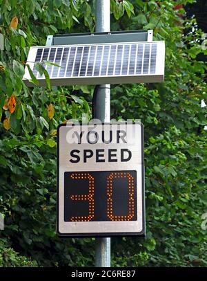 La vostra velocità, gruppo di consapevolezza della velocità, indicatore radar che mostra l'auto a 30 mph, Grappenhall , Stockton Heath, Warrington, Cheshire, Inghilterra Foto Stock