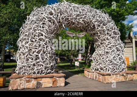 Jackson Hole, Wyoming - 27 giugno 2020: L'arco di formler di alce accoglie i visitatori di Jackson Hole Wyoming si trova nella piazza della città Foto Stock