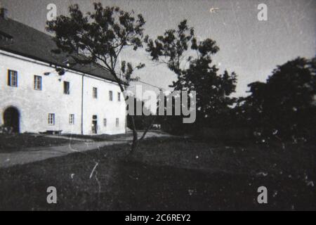 Fine anni '70 vintage nero e bianco stile di vita fotografia di un complesso di alloggi a Dillingen, Germania. Foto Stock