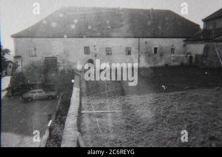 Fine anni '70 vintage nero e bianco stile di vita fotografia di un complesso di alloggi a Dillingen, Germania. Foto Stock