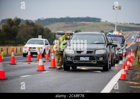 Melbourne, Australia 11 luglio 2020, la polizia e i soldati stanno ora manomendo dei blocchi stradali sulle principali autostrade di Victoria per controllare le auto che lasciano Melbourne, per cercare di contenere la diffusione del virus della corona nel secondo stato più popoloso dell’Australia. Credit: Michael Currie/Alamy Live News Foto Stock