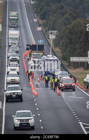 Melbourne, Australia 11 luglio 2020, la polizia e i soldati stanno ora manomendo dei blocchi stradali sulle principali autostrade di Victoria per controllare le auto che lasciano Melbourne, per cercare di contenere la diffusione del virus della corona nel secondo stato più popoloso dell’Australia. Credit: Michael Currie/Alamy Live News Foto Stock