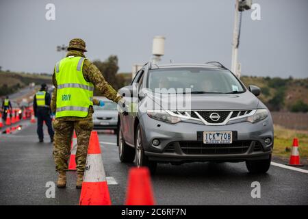 Melbourne, Australia 11 luglio 2020, la polizia e i soldati stanno ora manomendo dei blocchi stradali sulle principali autostrade di Victoria per controllare le auto che lasciano Melbourne, per cercare di contenere la diffusione del virus della corona nel secondo stato più popoloso dell’Australia. Credit: Michael Currie/Alamy Live News Foto Stock