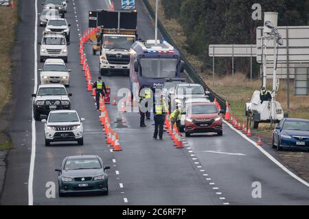 Melbourne, Australia 11 luglio 2020, la polizia e i soldati stanno ora manomendo dei blocchi stradali sulle principali autostrade di Victoria per controllare le auto che lasciano Melbourne, per cercare di contenere la diffusione del virus della corona nel secondo stato più popoloso dell’Australia. Credit: Michael Currie/Alamy Live News Foto Stock