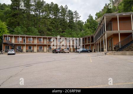 Deadwood, South Dakota - 22 giugno 2020: Deadwood Station Bunkhouse & Gambling Hall motel, un'azienda di alloggio con ingresso esterno al cortile Foto Stock