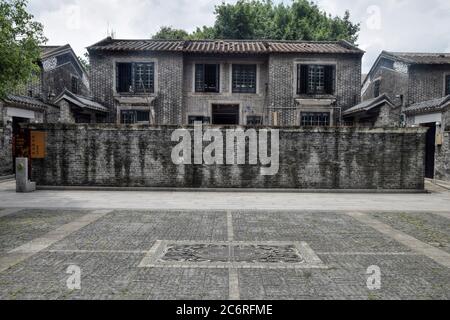 L'antico villaggio di Julong a Foshan, nella provincia di Guangdong, in Cina, fu costruito nel 1897. Il suo stile architettonico ha una forte caratteristica Lingnan. Foto Stock