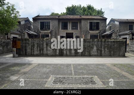 L'antico villaggio di Julong a Foshan, nella provincia di Guangdong, in Cina, fu costruito nel 1897. Il suo stile architettonico ha una forte caratteristica Lingnan. Foto Stock