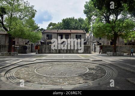 L'antico villaggio di Julong a Foshan, nella provincia di Guangdong, in Cina, fu costruito nel 1897. Il suo stile architettonico ha una forte caratteristica Lingnan. Foto Stock