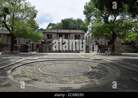 L'antico villaggio di Julong a Foshan, nella provincia di Guangdong, in Cina, fu costruito nel 1897. Il suo stile architettonico ha una forte caratteristica Lingnan. Foto Stock