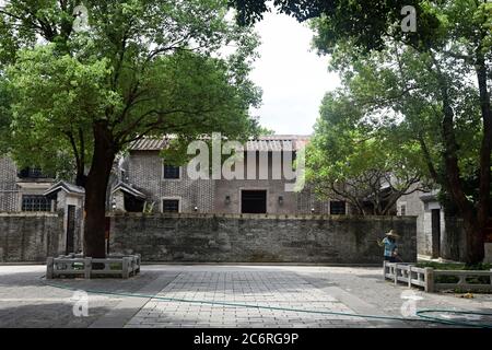 L'antico villaggio di Julong a Foshan, nella provincia di Guangdong, in Cina, fu costruito nel 1897. Il suo stile architettonico ha una forte caratteristica Lingnan. Foto Stock