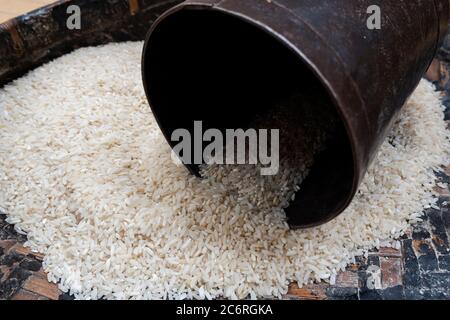 Attrezzatura di ferro di misurazione di riso/grani indiana isolata su sfondo di riso Foto Stock