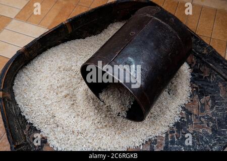 Attrezzatura di ferro di misurazione di riso/grani indiana isolata su sfondo di riso Foto Stock