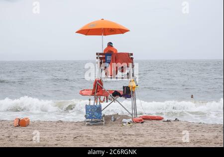 Brighton Beach, Brooklyn, New York - 11 luglio 2020: Bagnino in servizio Foto Stock