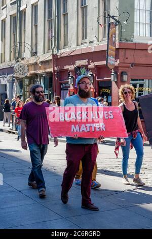 Black Lives Matter Sign, BLM, protesta pacifica, manifestanti che camminano su Chartres St, New Orleans, USA Foto Stock