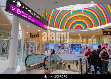 Viaggi in aeroporto, opere d'arte aeroportuali, passeggeri in arrivo al Terminal 1 dell'Aeroporto Internazionale Pearson di Toronto, Toronto, Canada Foto Stock