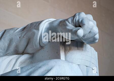 Primo piano della mano sinistra della statua del presidente Abraham Lincoln di Daniel Chester French al Lincoln Memorial di Washington DC, District of Columbia, USA Foto Stock