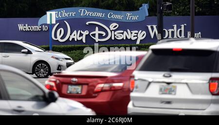 Lake Buena Vista, Stati Uniti. 11 Luglio 2020. Il traffico pesante è visto all'entrata del Walt Disney World il giorno in cui alcune parti del parco a tema, incluso il Magic Kingdom, sono state riaperte agli ospiti dopo essere state chiuse da metà marzo a causa della pandemia del coronavirus. I casi di COVID-19 stanno impennando in Florida con più di 10,000 nuovi casi e 95 decessi correlati a COVID segnalati oggi. Credit: SOPA Images Limited/Alamy Live News Foto Stock
