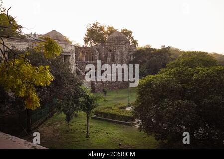 Nuova Delhi / India - 17 febbraio 2020: Turisti indiani in visita Munda Gumbad nel bellissimo Parco del Distretto di Hauz Khas Foto Stock