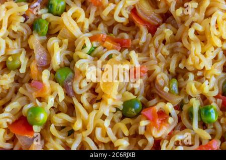 Spiccati tagliatelle fritte istantanee, vista ravvicinata Foto Stock