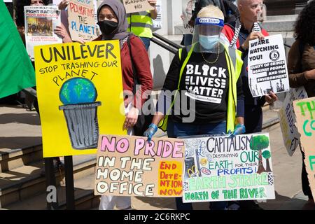 Londra, Regno Unito. 11 Luglio 2020. Manifestanti che tengono cartelli durante la dimostrazione.accusando Unilever di crimini contro le persone e l'ambiente, manifestanti dimostrano fuori della sede centrale di Unilever House, 100 Victoria Embankment. Credit: SOPA Images Limited/Alamy Live News Foto Stock