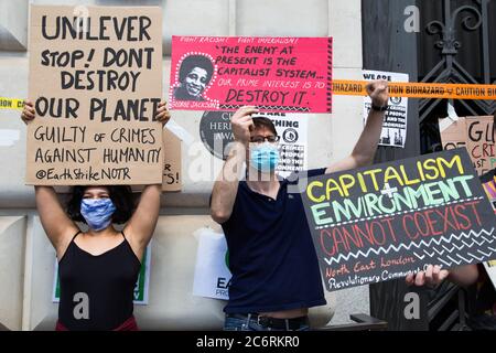 Londra, Regno Unito. 11 Luglio 2020. Manifestanti che tengono cartelli durante la dimostrazione.accusando Unilever di crimini contro le persone e l'ambiente, manifestanti dimostrano fuori della sede centrale di Unilever House, 100 Victoria Embankment. Credit: SOPA Images Limited/Alamy Live News Foto Stock