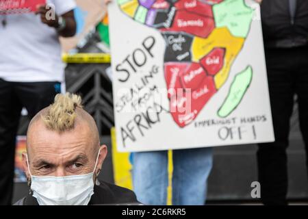 Londra, Regno Unito. 11 Luglio 2020. Il manifestante indossa una maschera facciale come precauzione contro la diffusione del coronavirus, durante la dimostrazione.accusando Unilever di crimini contro le persone e l'ambiente, manifestanti dimostrano fuori della sede centrale di Unilever House, 100 Victoria Embankment. Credit: SOPA Images Limited/Alamy Live News Foto Stock