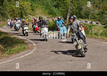 Gruppo di motociclisti che guidano scooter italiani d'epoca Lambretta e Vespa sulle colline durante il rally dei colli di Romagna, il 26 giugno 2016 a Cese Foto Stock